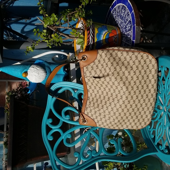 NWT Michael Kors Beige/Brown Signature Coated Canvas and Leather Jet Set Hobo - Picture 2 of 12